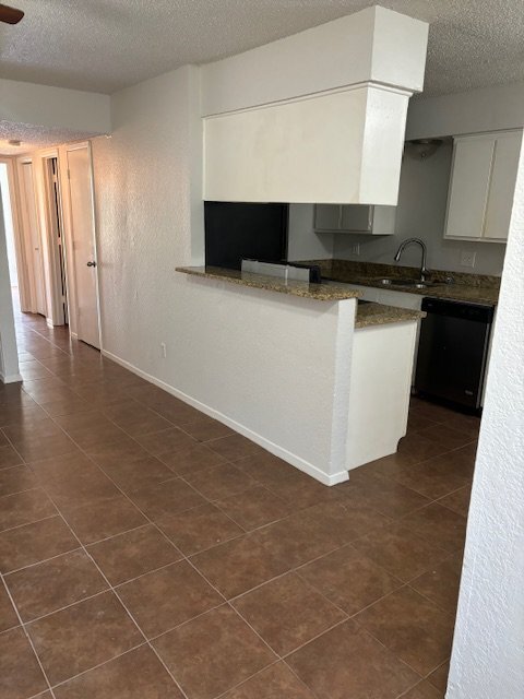 Building Photo - Spacious 2 Bed/2 Bath Apartment