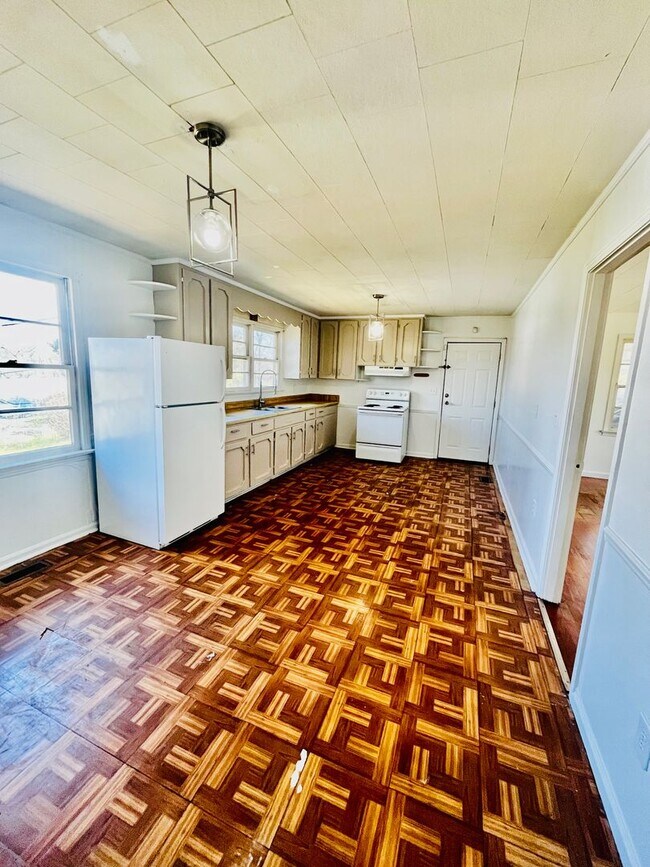 Building Photo - 1033 W 33rd St