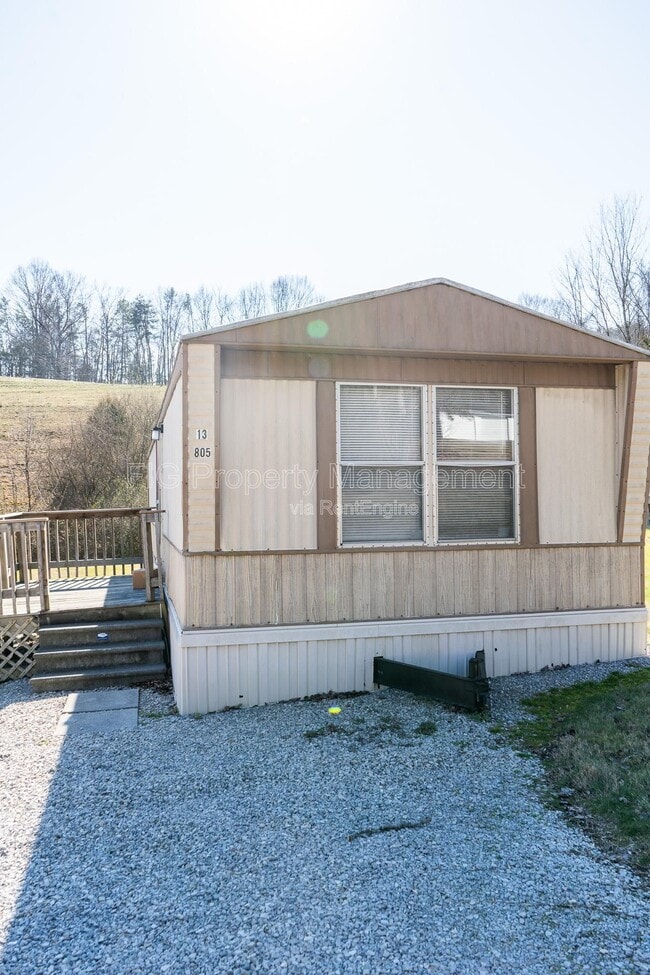 Building Photo - 805 Hillvale Rd