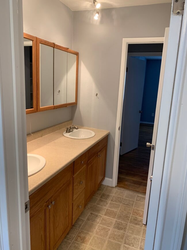 Full bath - 5758 E Hastings Arch