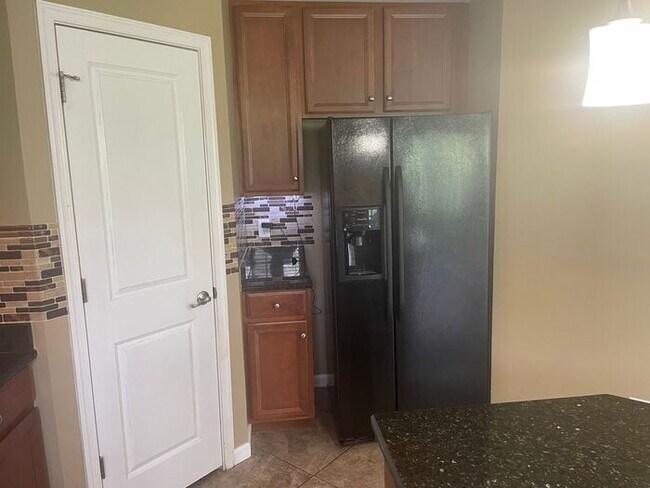 Building Photo - Large 3 Bedroom/2.5 Bath/Bonus/Florida Room