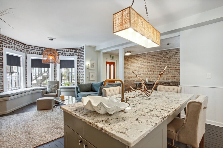 Building Photo - 208B W Hall St