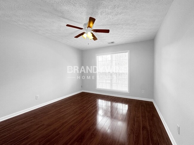 Building Photo - 2033 Lake Paradise Rd