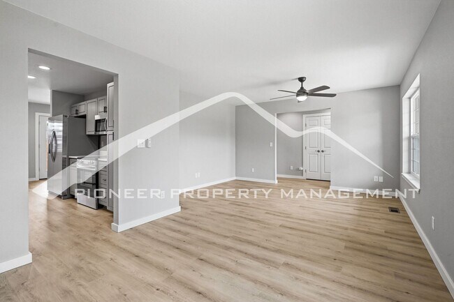 Building Photo - Spacious Condo with Washer/Dryer and Central AC