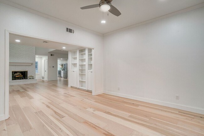 Building Photo - Easy Townhouse Living