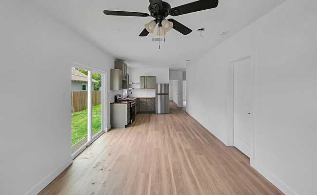 Building Photo - Well-maintained 4BD/2BA - Available in May!