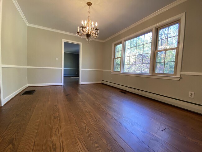 Building Photo - 106 Woodside St