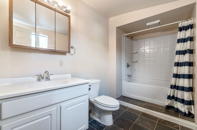 Building Photo - Spacious Duplex in the Heart of South Side Flats