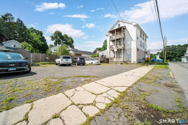 Building Photo - 143 Divinity St