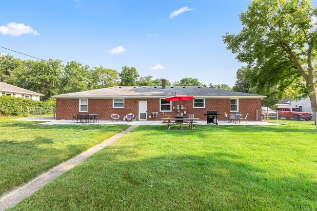 Building Photo - 8254 Mary Ann Ave