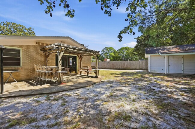 Building Photo - 338 Coral Dr SW