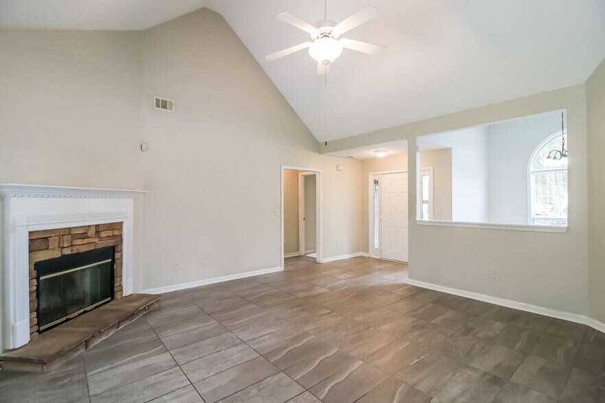 Building Photo - 1303 Vine Cir
