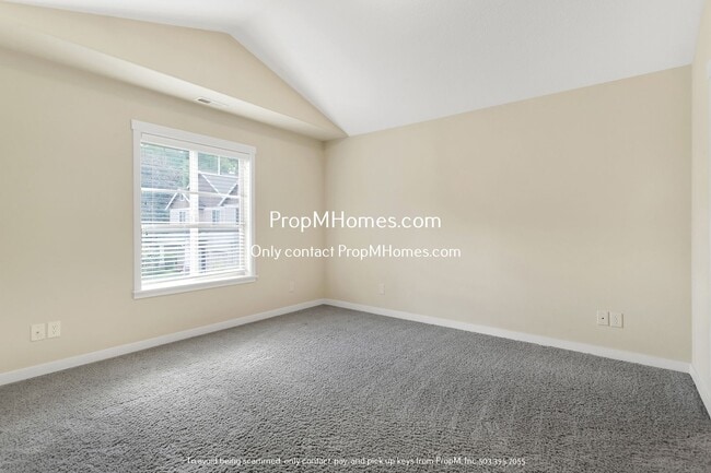 Building Photo - Spacious Three-Bedroom Condo Awaits in Des...