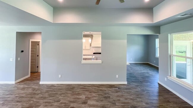 Building Photo - 1724 Salma Rd