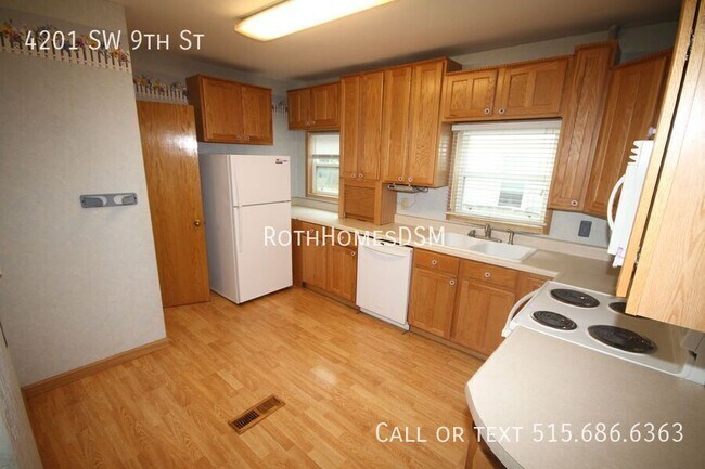 Building Photo - 4201 SW 9th St