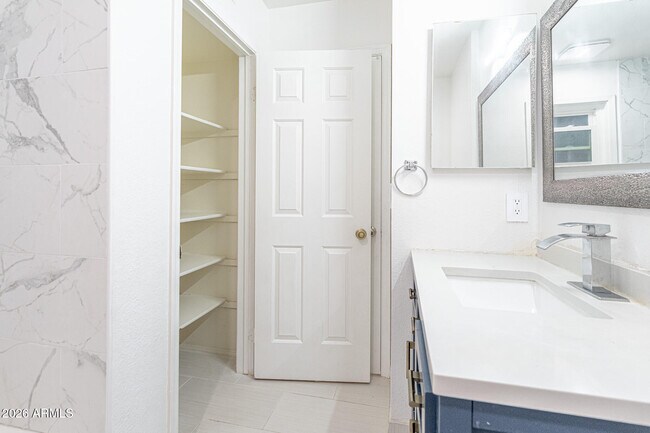 Building Photo - 5625 E Tierra Buena Ln
