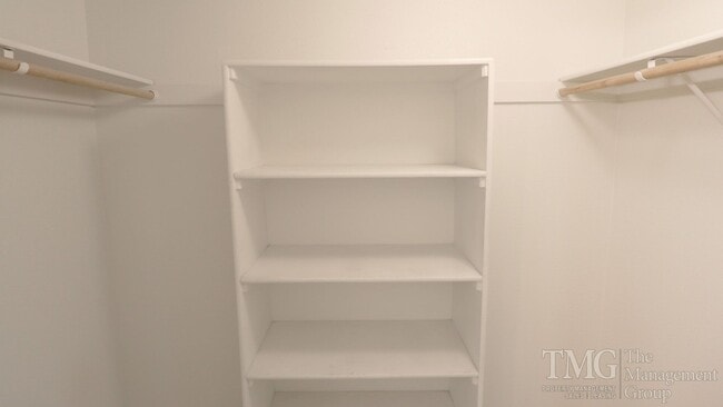 Building Photo - Roomy One Level 2 Bdrm Duplex w/ Open Floo...