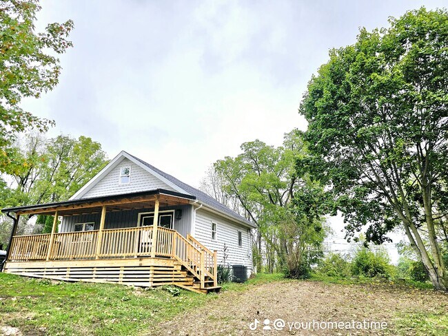 Primary Photo - 612 N Clinton St