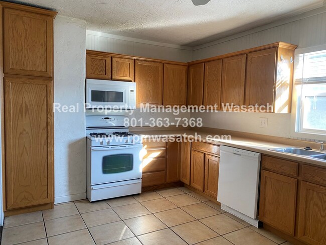 Building Photo - Come See This 4 Bedroom 1.5 bathroom single family home!!