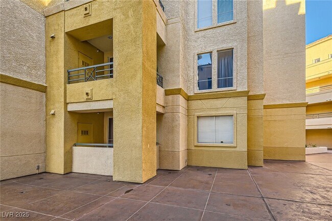 Building Photo - 210 E Flamingo Rd