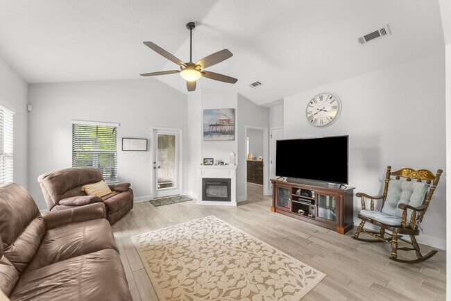 Building Photo - 526 Camellia Ct