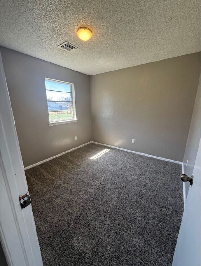 Building Photo - Charming 5 Bedroom House