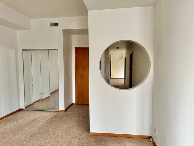 Building Photo - 928 W Leland Ave