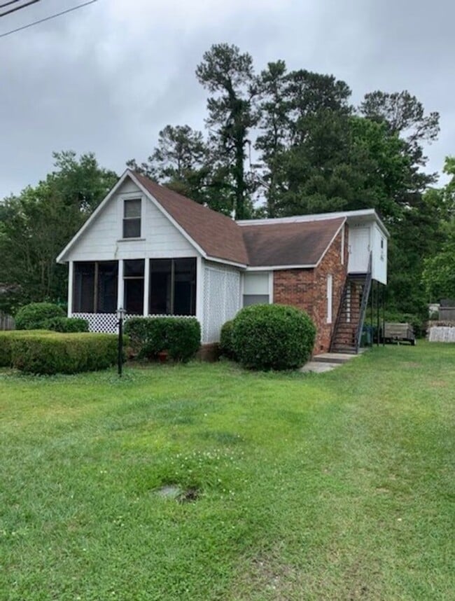 Building Photo - Studio Apartment on 2nd Floor of House Available Now