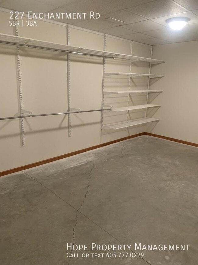 Building Photo - 227 Enchantment Rd