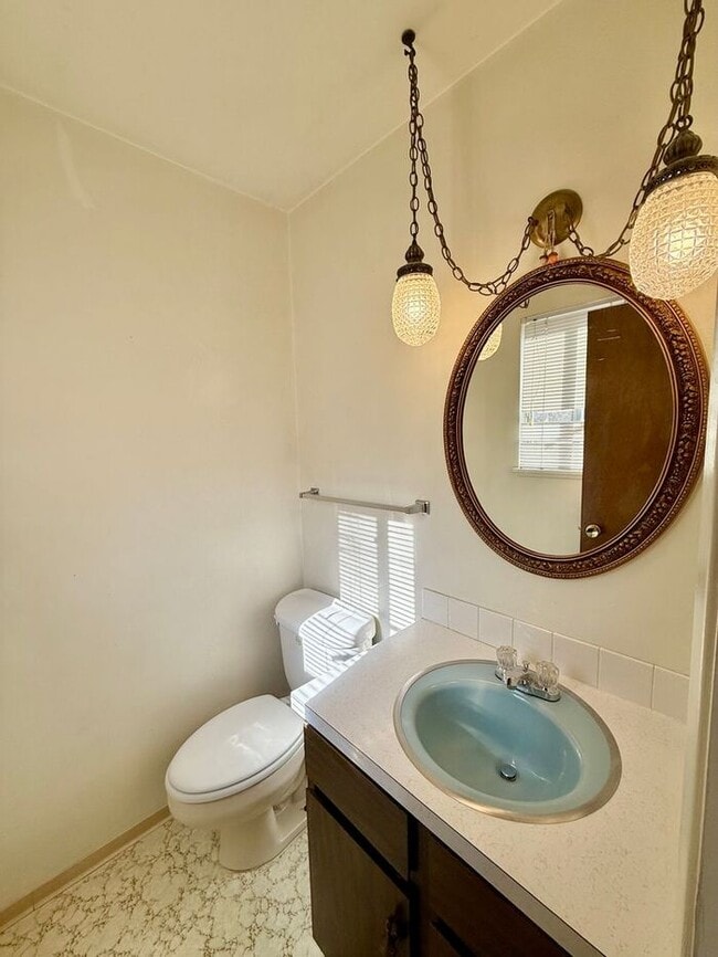 Building Photo - ***MOVE-IN SPECIAL 2 WEEKS FREE***2 Bed, 1.5 Bath Duplex for Rent in Fort Collins!