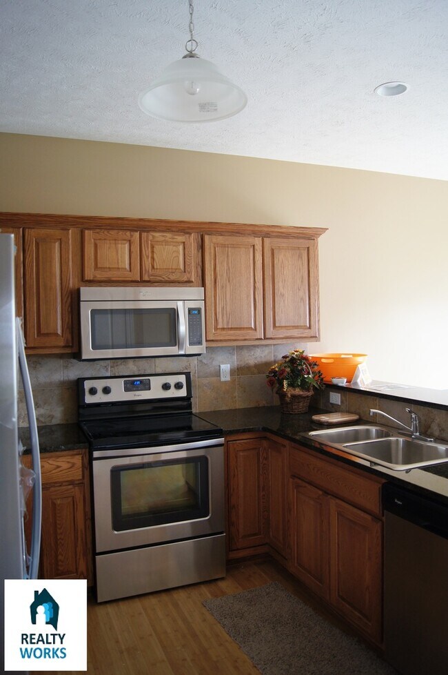 Building Photo - 3 Bedroom Town House in North Lincoln!