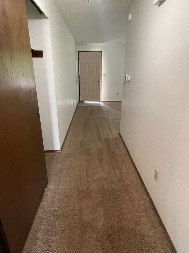 Building Photo - 2 Bedroom, 1 Bathroom Duplex in Blaine