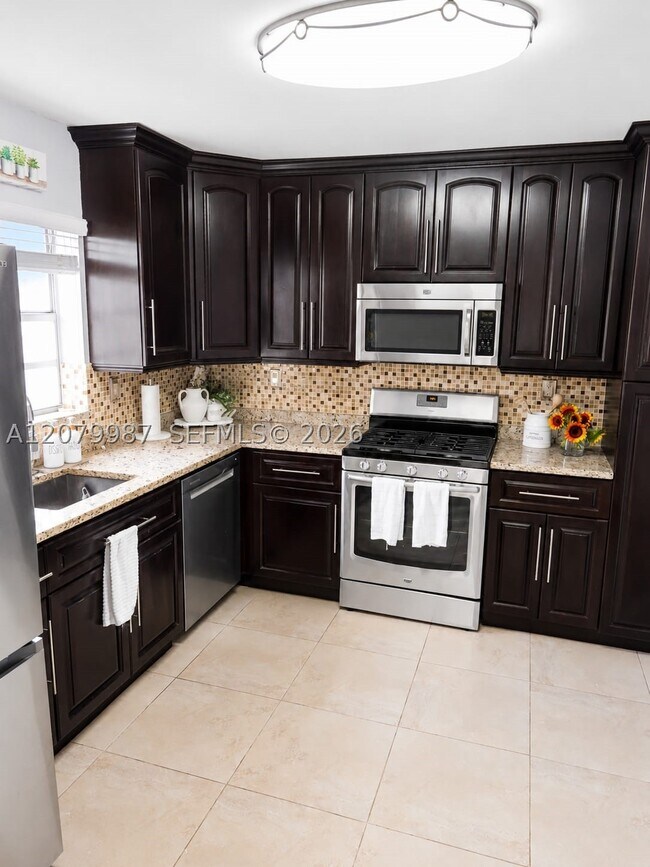 Building Photo - 8320 SW 154th Ave