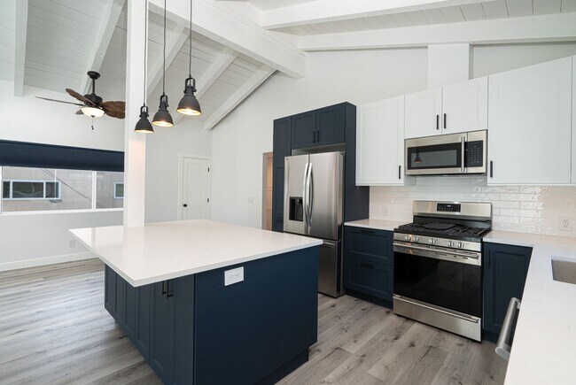 Building Photo - 905 W Balboa Blvd