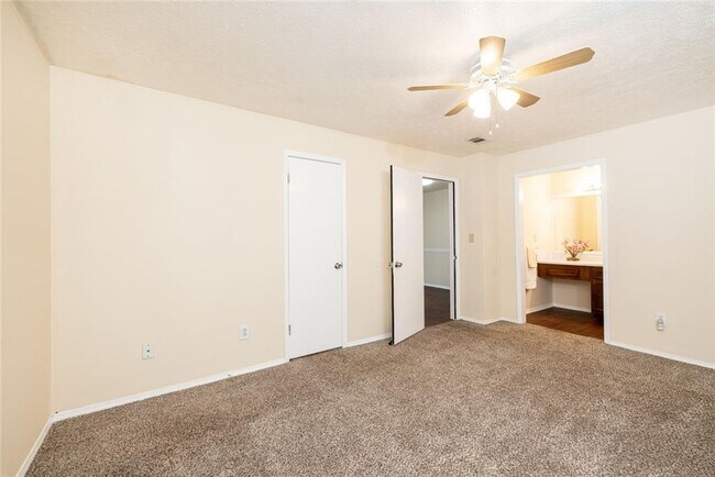 Building Photo - 910 Augusta Dr