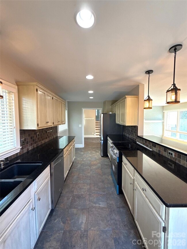 Building Photo - 2821 Sunset Dr