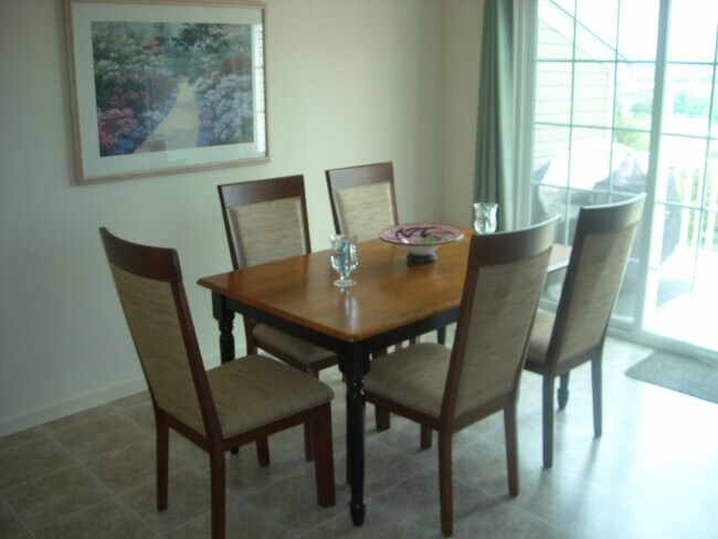 Building Photo - 3BR, 2 ba townhouse in the Pinnacles with views