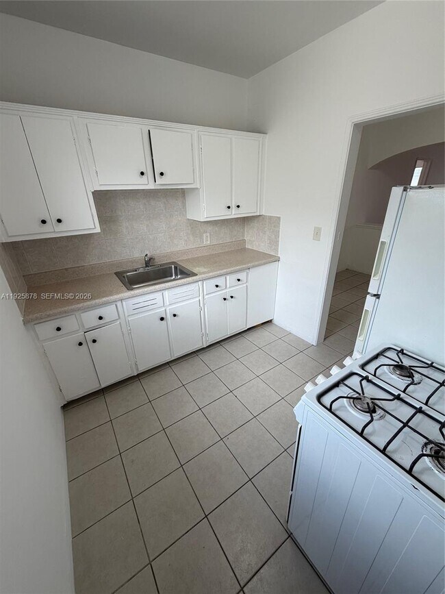 Building Photo - 945 Bay Dr