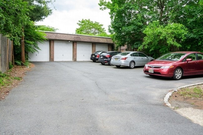 Building Photo - 207 N Fullerton Ave