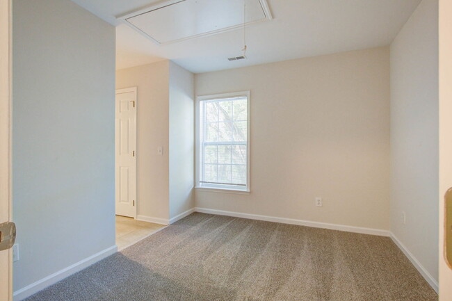 Building Photo - 100 Chinquapin Dr