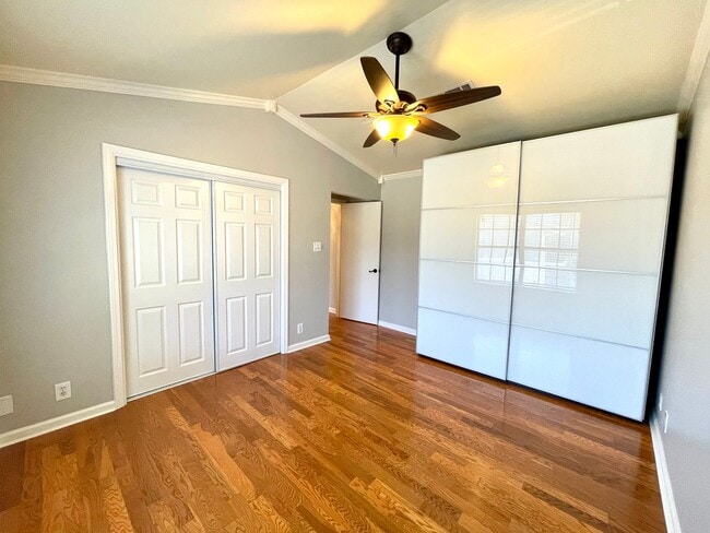 Building Photo - Cozy 1 Bedroom, 1 Bathroom Condo In the He...
