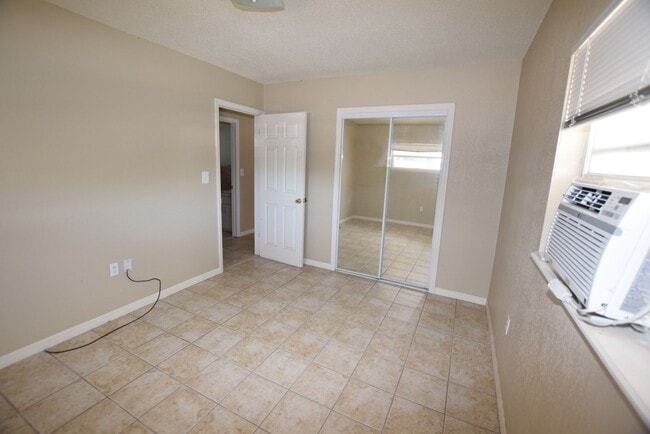 Building Photo - 1031 Royal Palm Ave