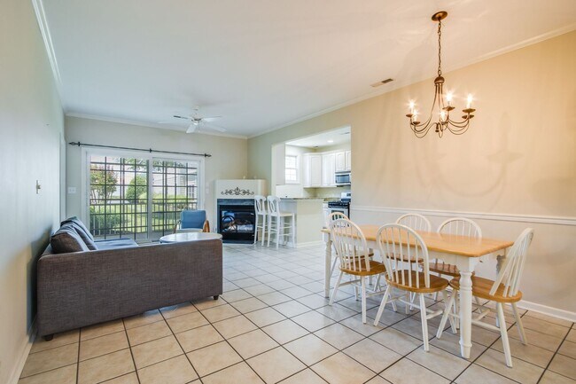 Building Photo - Year Round first floor apartment, convenie...