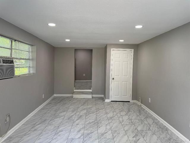 Building Photo - 208 N Elm St