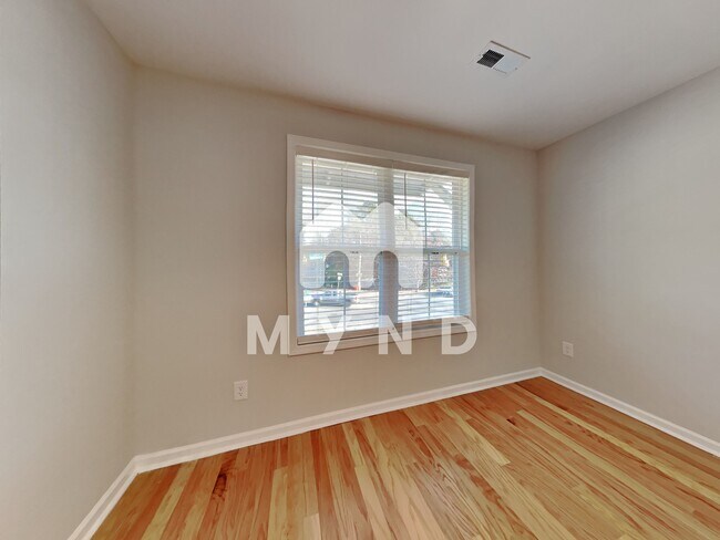 Building Photo - 632 Rush St