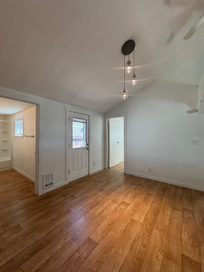 Building Photo - PET FRIENDLY FULLY FENCED