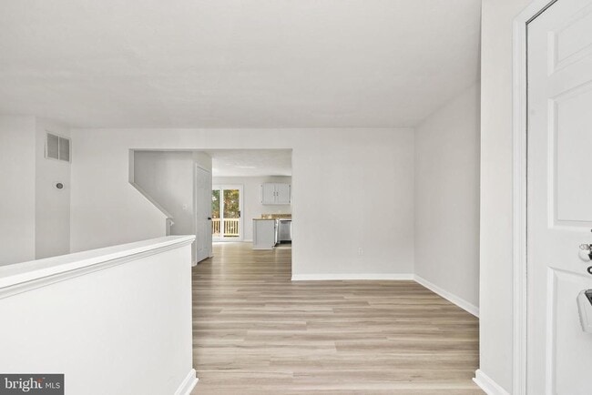 Building Photo - 306 Kings Crest Dr