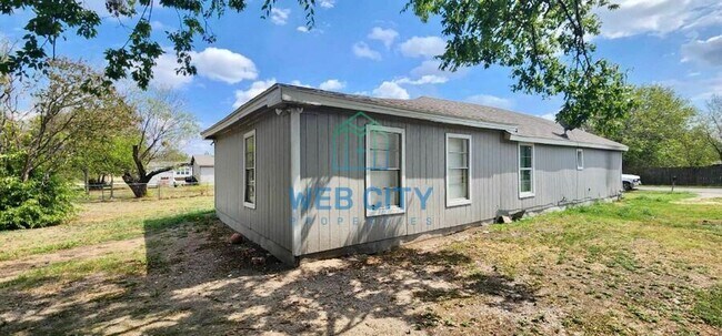 Building Photo - 1202 E 11th Ave
