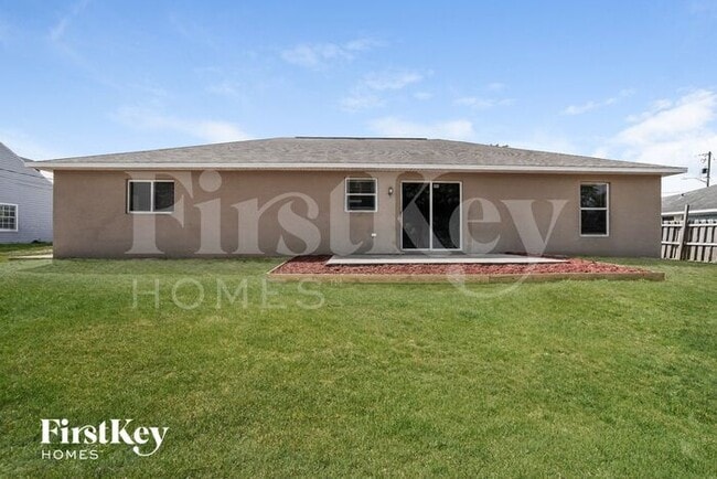 Building Photo - 18552 Spruce Dr W