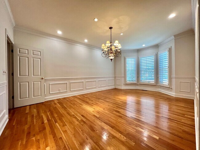 Building Photo - 5 Bed, 3.5 Bath w/ 3 Car Garage Less than 1 Mile from Downtown Franklin